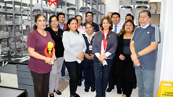 La presidenta de la Corte Superior de Justicia del Callao, Teresa Soto Gordon, felicitó al equipo del Archivo Modular Laboral de la Sede 2 de Mayo por reordenar este espacio 