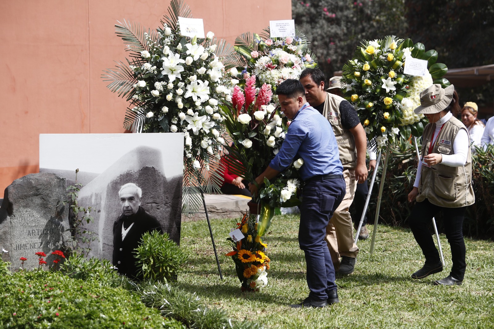 Ministra de Cultura rindió homenaje al natalicio del recordado intelectual, Arturo Jiménez Borja