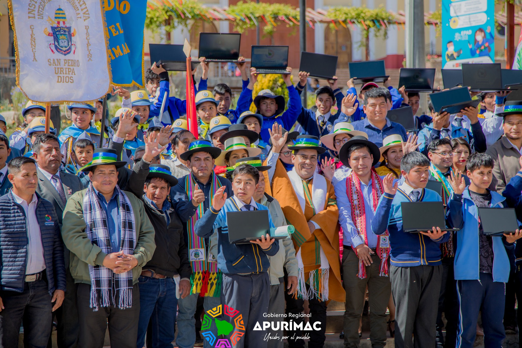 Cerca de 600 nuevas laptops, proyectores multimedia y pizarras inteligentes entregó gobernador regional en la provincia de Chincheros