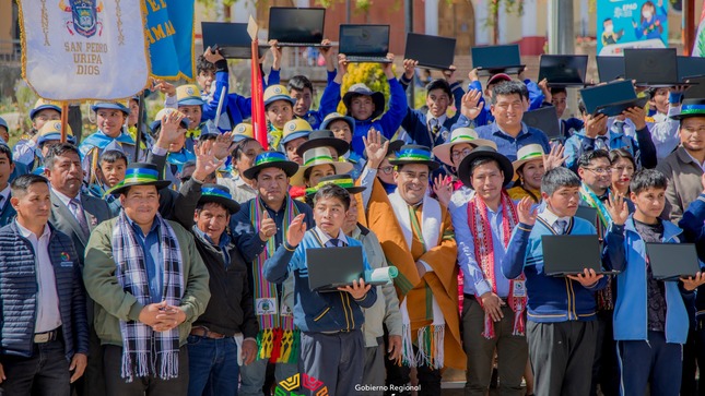 Cerca de 600 nuevas laptops, proyectores multimedia y pizarras inteligentes entregó gobernador regional en la provincia de Chincheros