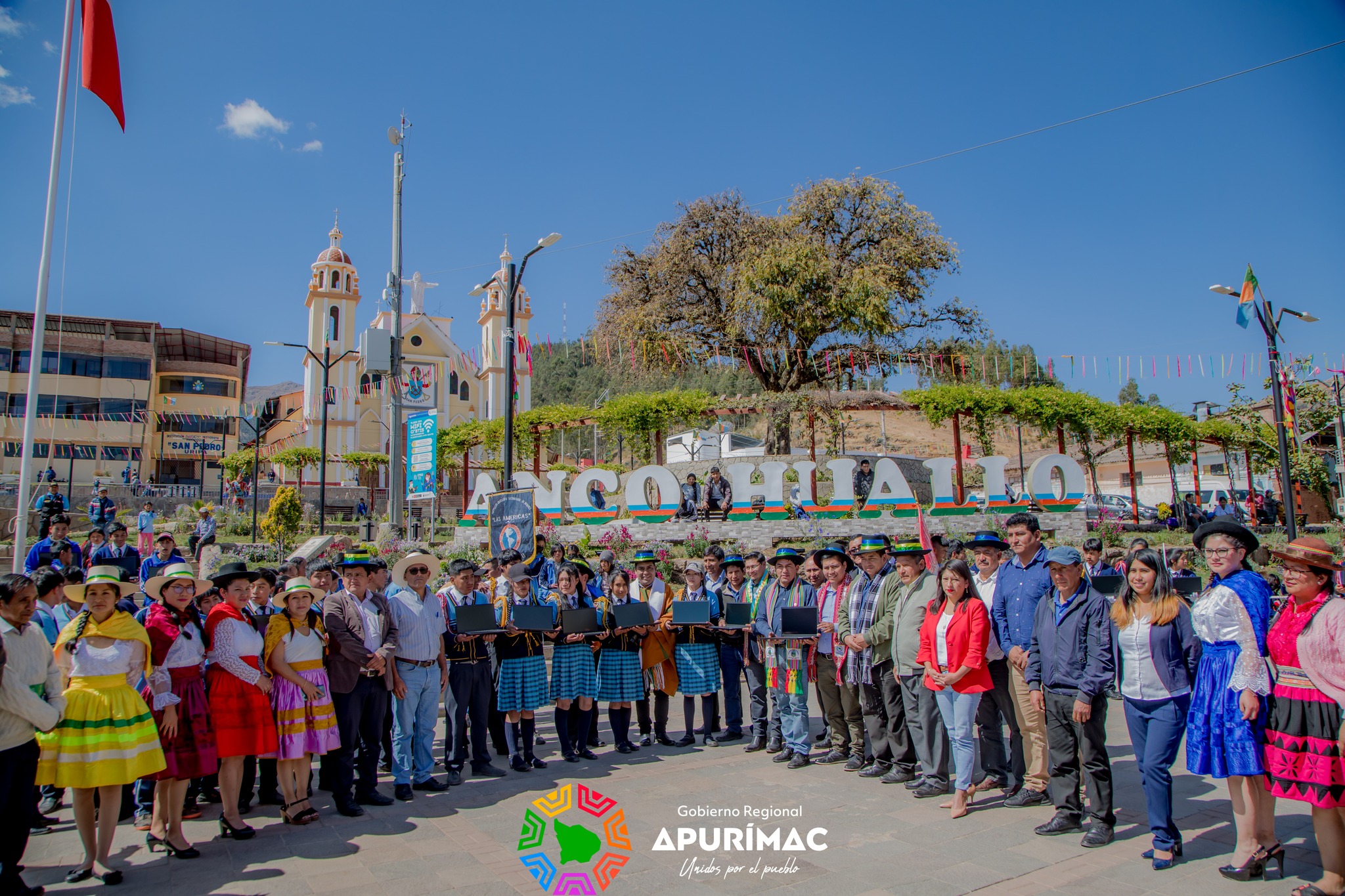 Cerca de 600 nuevas laptops, proyectores multimedia y pizarras inteligentes entregó gobernador regional en la provincia de Chincheros