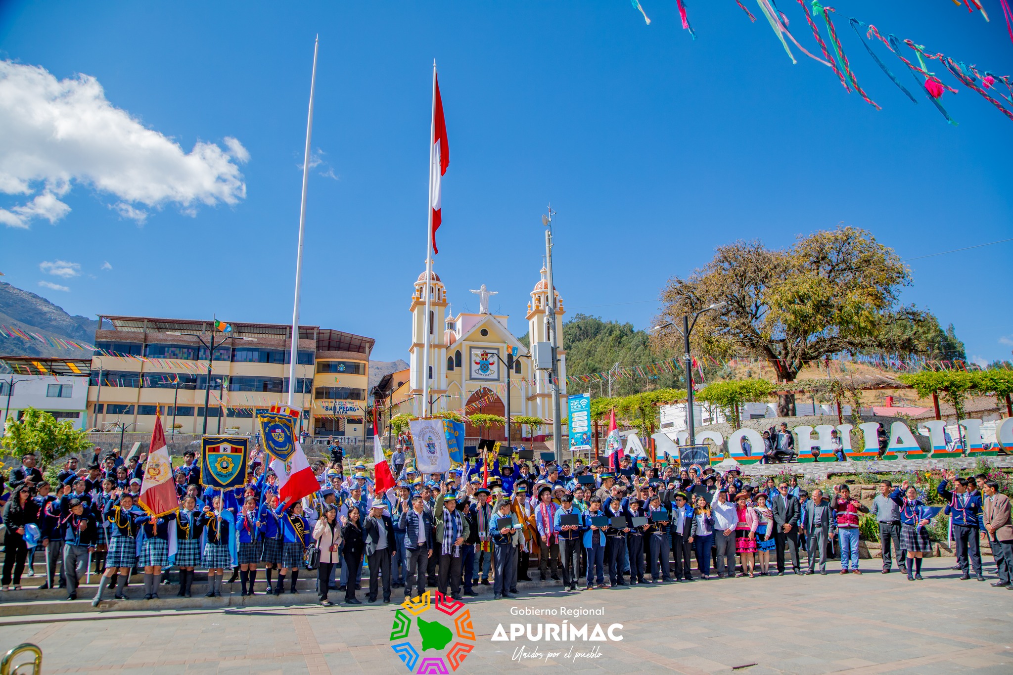 Cerca de 600 nuevas laptops, proyectores multimedia y pizarras inteligentes entregó gobernador regional en la provincia de Chincheros