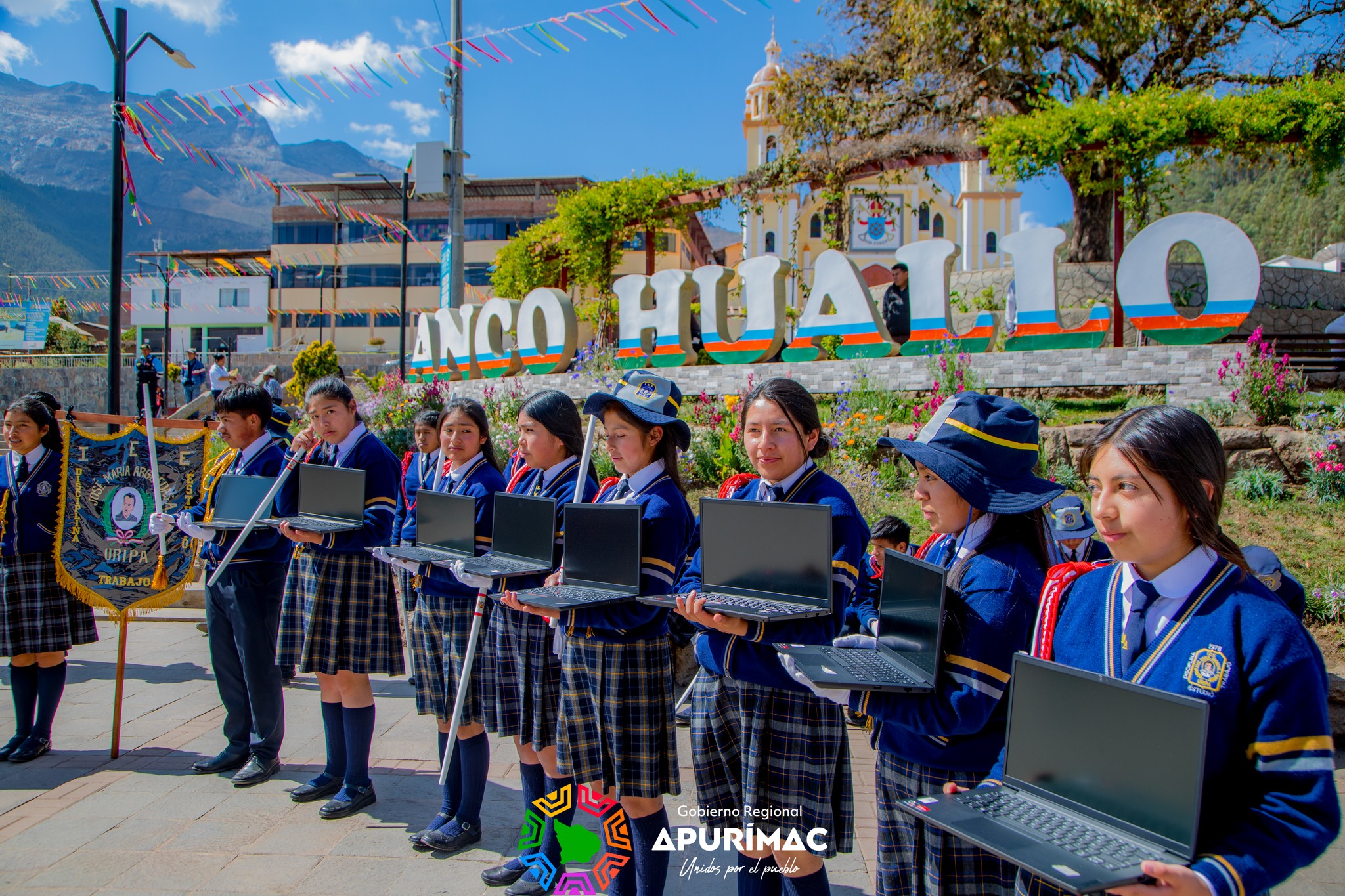 Cerca de 600 nuevas laptops, proyectores multimedia y pizarras inteligentes entregó gobernador regional en la provincia de Chincheros