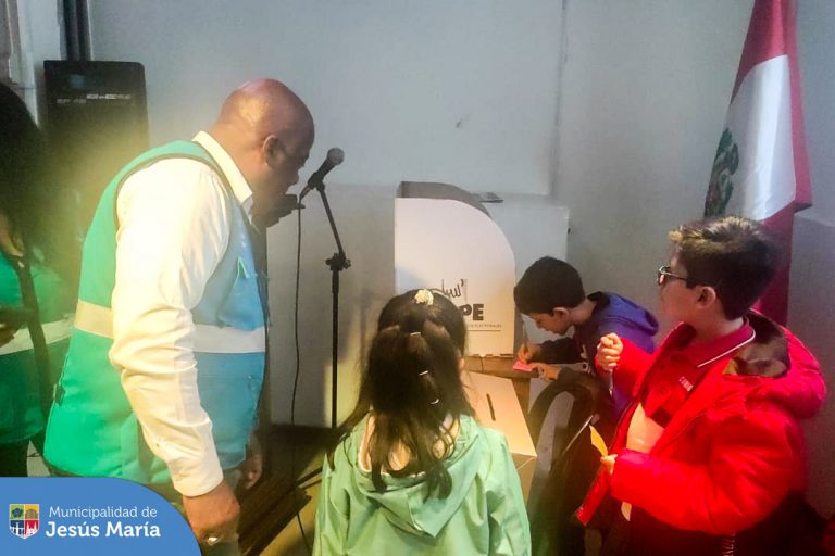 Niños y jóvenes entre 8 y 16 años de edad participaron en las elecciones que tuvieron lugar en la Concha Acústica del Campo de Marte.