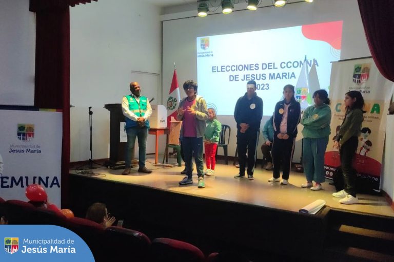 Niños y jóvenes entre 8 y 16 años de edad participaron en las elecciones que tuvieron lugar en la Concha Acústica del Campo de Marte.