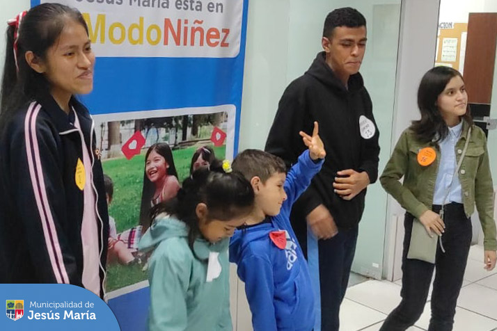 Niños y jóvenes entre 8 y 16 años de edad participaron en las elecciones que tuvieron lugar en la Concha Acústica del Campo de Marte.