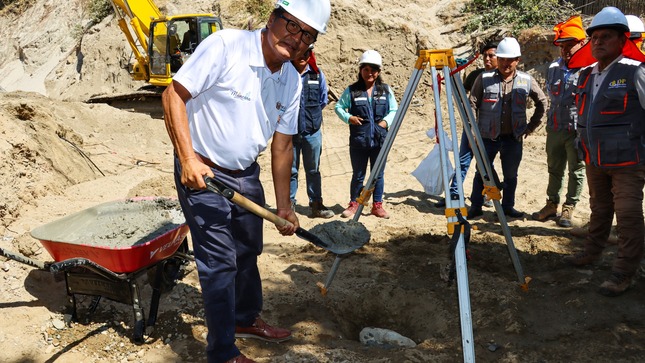 COLOCACIÓN DE LA PRIMERA PIEDRA DE LA OBRA REHABILITACIÓN DEL PUENTE DE CONECTIVIDAD DE LAS POCITAS Y VICHAYITOS