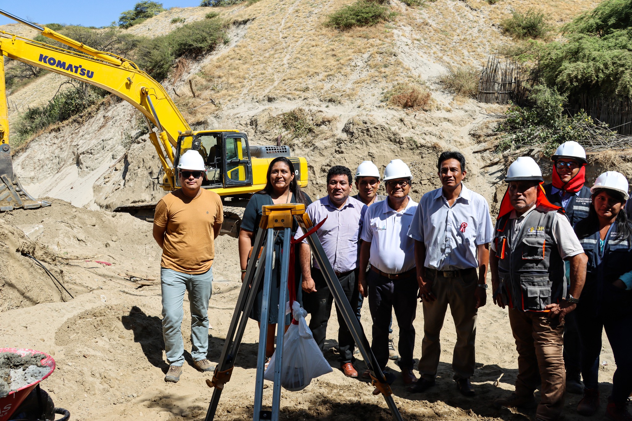 COLOCACIÓN DE LA PRIMERA PIEDRA DE LA OBRA REHABILITACIÓN DEL PUENTE DE CONECTIVIDAD DE LAS POCITAS Y VICHAYITOS