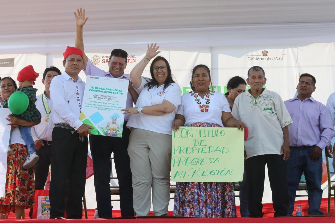 Señora Ministra y gobernador regional de San Martín con beneficiario