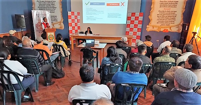 Con la participación de casi medio centenar de ciudadanos se realizó la audiencia pública “La Contraloría te escucha” en la provincia de Carhuaz. Durante este espacio de diálogo, el máximo ente de control gubernamental recibió 30 alertas a través de las cuales, los ciudadanos y representantes de la sociedad civil organizada pidieron investigar las obras ejecutadas de manera deficiente durante la gestión municipal anterior y que en algunos casos permanecen abandonadas, en perjuicio de la población.