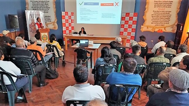 Con la participación de casi medio centenar de ciudadanos se realizó la audiencia pública “La Contraloría te escucha” en la provincia de Carhuaz. Durante este espacio de diálogo, el máximo ente de control gubernamental recibió 30 alertas a través de las cuales, los ciudadanos y representantes de la sociedad civil organizada pidieron investigar las obras ejecutadas de manera deficiente durante la gestión municipal anterior y que en algunos casos permanecen abandonadas, en perjuicio de la población. 