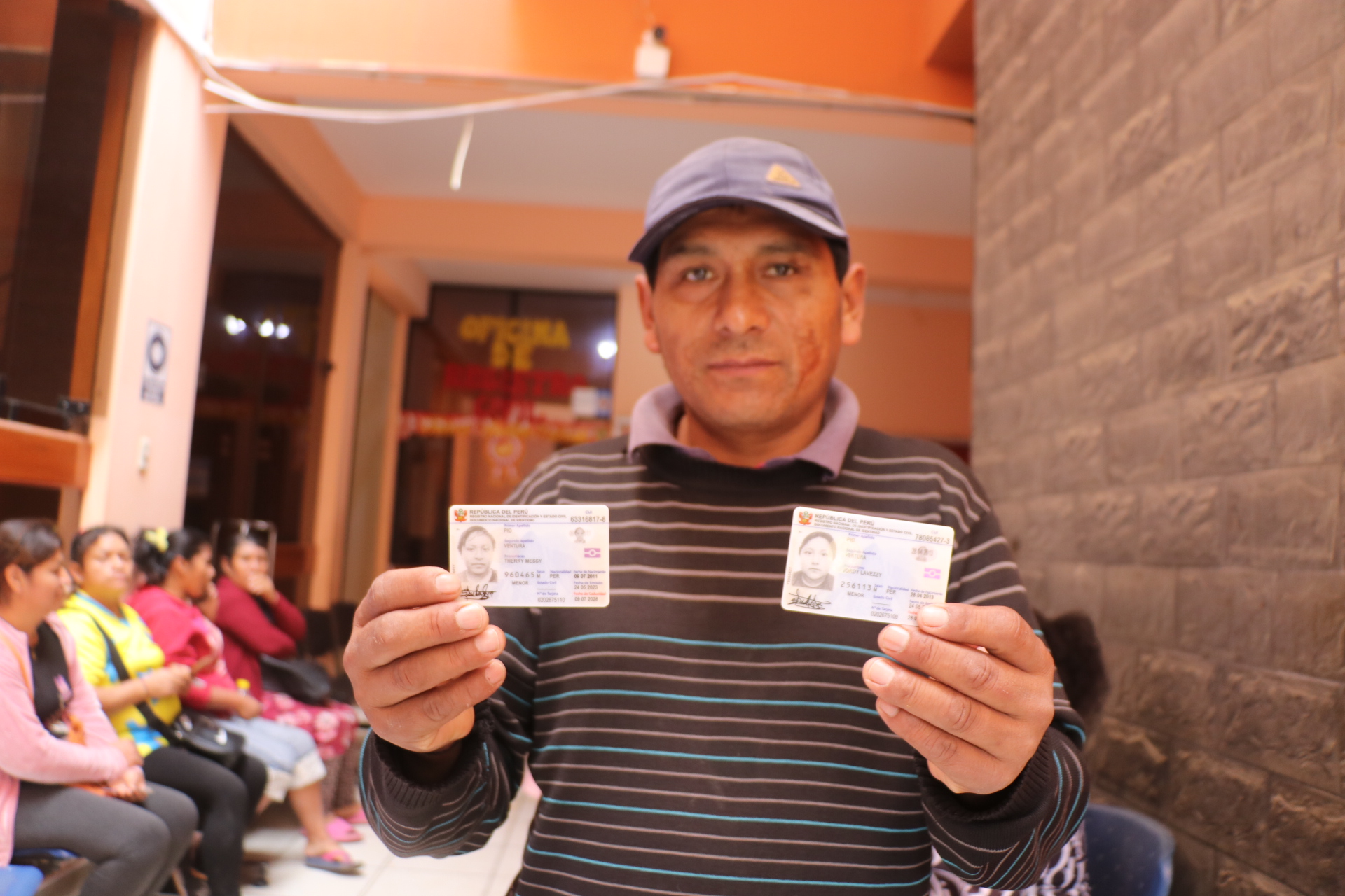 MUNICIPALIDAD Y LA RENIEC VIENEN ENTREGANDO DNI DE MENORES QUE REALIZARON SU TRÁMITE EN LA CAMPAÑA REALIZADA EN ABRIL