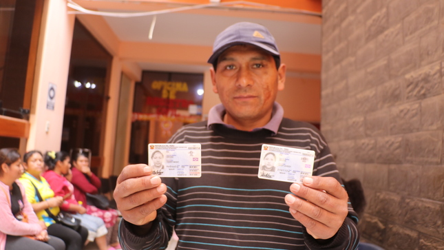 MUNICIPALIDAD Y LA RENIEC VIENEN ENTREGANDO DNI DE MENORES QUE REALIZARON SU TRÁMITE EN LA CAMPAÑA REALIZADA EN ABRIL