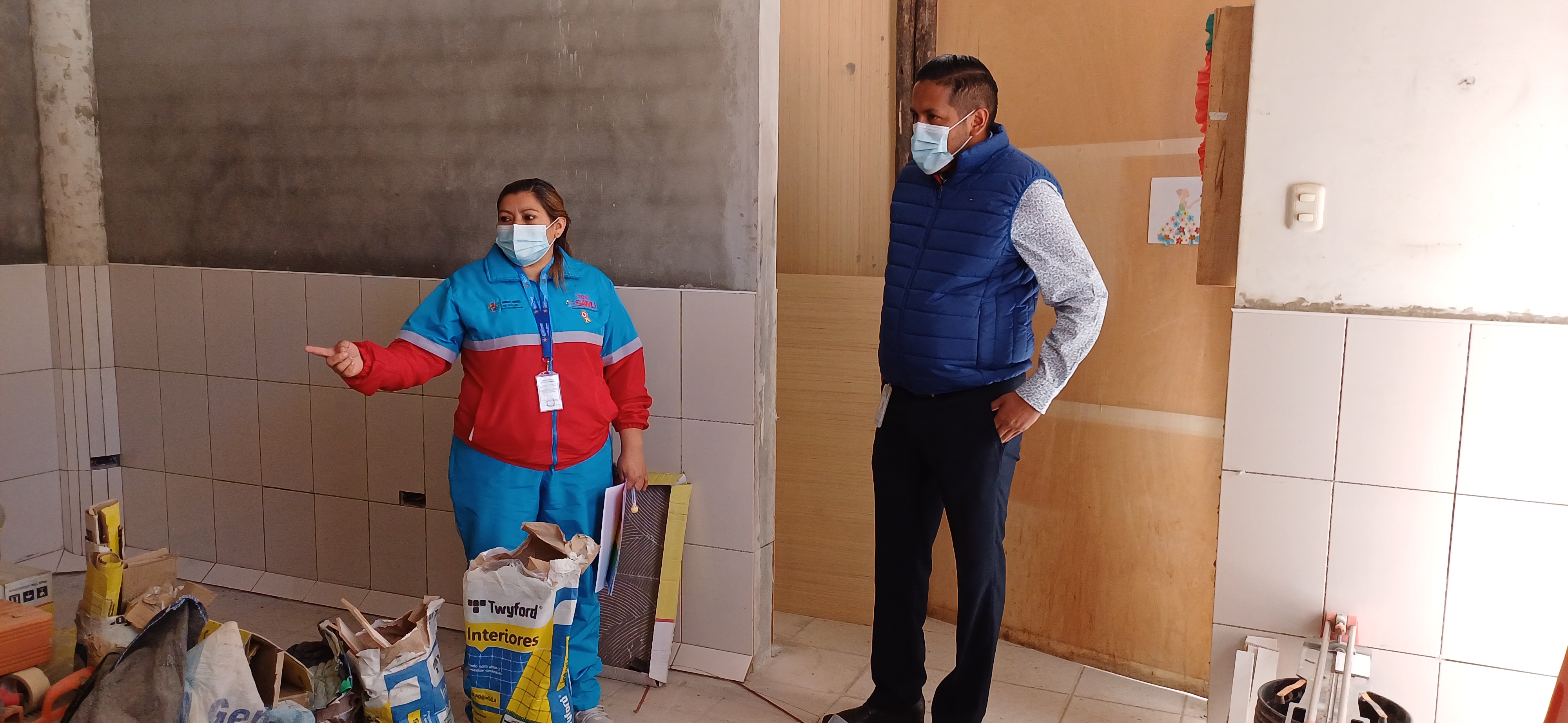 Director de la RSSC acompañado de la directora del hospital Leoncio Prado en lo que será el futuro tópico de Cirugía