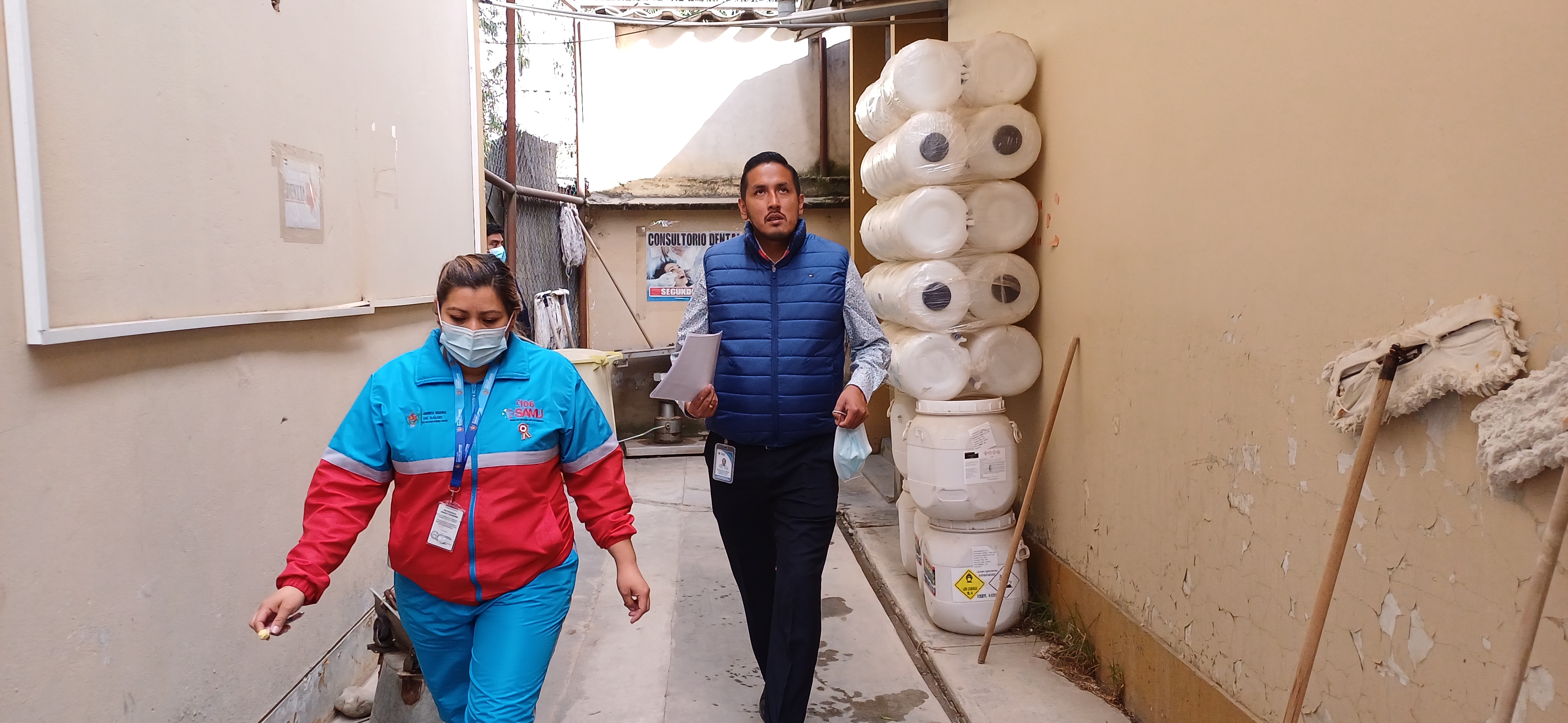 Director de la RSSC inspeccionando espacios del hospital Leoncio Prado en compañía de la directora del nosocomio.