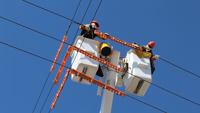 Electrocentro: Cuadrillas de Líneas Energizadas realizan mantenimiento de redes sin afectar la continuidad del servicio