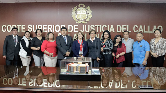 La presidenta de la Corte Superior de Justicia del Callao, Teresa Jesús Soto Gordon, presentó el gran proyecto de implementación de un módulo básico de justicia a líderes y representantes de programas de vivienda de la localidad de Oquendo
