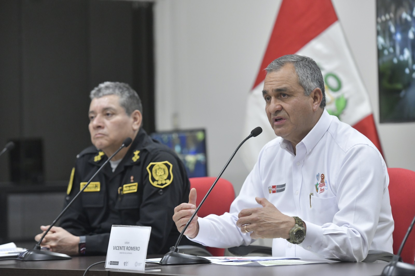 Ministro Romero y general Angulo