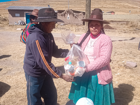 Entrega de alimentos a población vulnerable