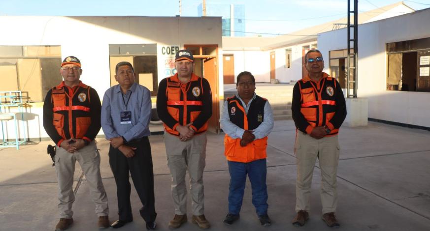 El titular provincial, John Larry Coayla, visitó las instalaciones del Centro de Operaciones de Emergencia Provincial (COEP), recibiendo una guía por parte de miembros del COEP de las áreas de brigadas de voluntarios, actualidad del área del COEP, áreas de almacenamiento para diagnosticar los requerimientos necesarios.