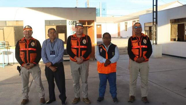 El titular provincial, John Larry Coayla, visitó las instalaciones del Centro de Operaciones de Emergencia Provincial (COEP), recibiendo una guía por parte de miembros del COEP de las áreas de brigadas de voluntarios, actualidad del área del COEP, áreas de almacenamiento para diagnosticar los requerimientos necesarios.