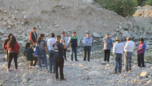 eE Alcalde Provincial, CPC. John Larry Coayla, quien junto al ingeniero Esaud Colana, Coordinador de la Oficina de Mantenimiento visitaron el sector a ejecutar para tener una reunión con vecinos involucrados a fin de informarles sobre la construcción de muros de contención en el rio Moquegua (a la altura de Plaza Vea). La finalidad es construir más de 600 metros de muro. Ya existe un expediente técnico y continuará su ejecución por la Gerencia de Infraestructura de la comuna provincial.