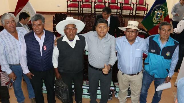 El Alcalde Provincial, John Larry Coayla recibió al Alcalde Distrital de Torata, Elvis Cordova, alcalde del C.P. Yacango, Kemper Portocarrero y del C.P. Los Ángeles, Jesús Mamani con quienes acordó reiniciar el proyecto: “MEJORAMIENTO DE LA CARRETERA VECINAL RUTA MO-518 TRAMO CENTRO POBLADO LOS ÁNGELES - CENTRO POBLADO YACANGO - TRAMO I”.