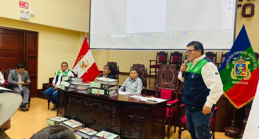 El Alcalde Provincial, John Larry Coayla recibió al Alcalde Distrital de Torata, Elvis Cordova, alcalde del C.P. Yacango, Kemper Portocarrero y del C.P. Los Ángeles, Jesús Mamani con quienes acordó reiniciar el proyecto: “MEJORAMIENTO DE LA CARRETERA VECINAL RUTA MO-518 TRAMO CENTRO POBLADO LOS ÁNGELES - CENTRO POBLADO YACANGO - TRAMO I”.