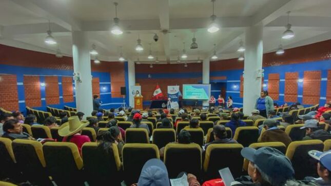 a Municipalidad Provincial de Cajamarca, realizó una capacitación dirigida a obreros municipales, cumpliendo con la directiva "Normas para la gestión del proceso de capacitación en entidades publicas". 
👉La oficina general de gestión de Recursos Humanos en coordinación con la Superintendencia Nacional de Fiscalización Laboral (SUNAFIL) realizó el taller denominado Seguridad y Salud en el Trabajo, cumpliendo con el cronograma de capacitaciones para mejorar el rendimiento y la prevención de lesiones o enfermedades. . 