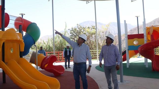 El Alcalde Provincial, John Larry Coayla, realizó una visita inopinada al Parque del Niño en Estuquiña, Centro Poblado de Los Ángeles, con el fin de conocer su avance, ya que en los próximos días será inaugurado, beneficiando directamente a más de 600 familias.