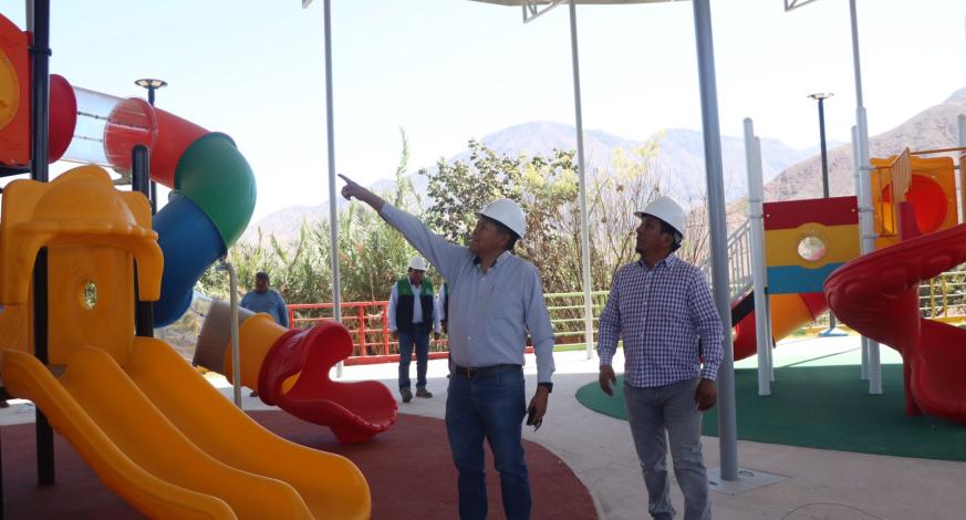 El Alcalde Provincial, John Larry Coayla, realizó una visita inopinada al Parque del Niño en Estuquiña, Centro Poblado de Los Ángeles, con el fin de conocer su avance, ya que en los próximos días será inaugurado, beneficiando directamente a más de 600 familias.