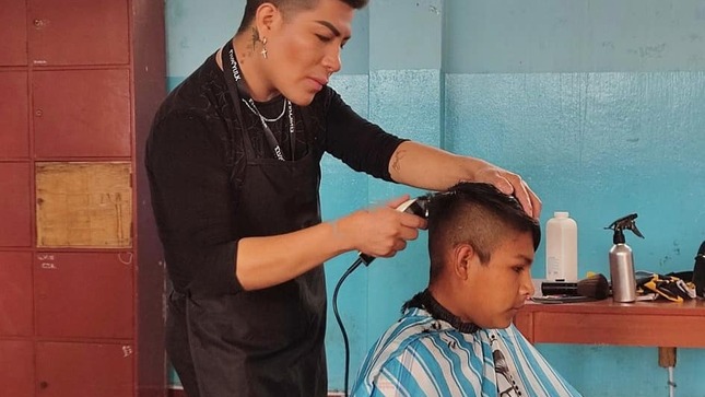 Comuna Nepeñera realiza campaña de corte de cabello en la I.E. San Jacinto