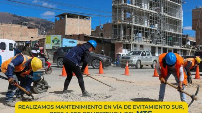 La Municipalidad Provincial de Cajamarca , continúa trabajando para darle transitabilidad y fluidez al tráfico en toda la ciudad.  En esta oportunidad, nuestro personal municipal viene realizando el mantenimiento de la vía de evitamiento sur, invocando al Ministerio de Transportes y Comunicaciones y demás instituciones involucradas, poder realizar un trabajo que pueda acabar con el malestar de miles de conductores. 