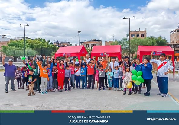 📌El Comité Provincial De Seguridad Ciudadana – COPROSEC, desarrolló el día sábado 15 de julio el concurso de pintura para niños “LA SEGURIDAD EN MI BARRIO” en la plataforma Las Torrecitas, un evento artístico que reunió a más de 40 niños de la zona.
👉El objetivo es crear y mantener entornos preventivos en el contexto de su compromiso con la seguridad ciudadana y potenciar los escenarios de protección y promoción de derechos, así como promover la participación significativa de los moradores.
🗣El gerente de Seguridad Ciudadana Crnl. EP (r) Jorge Salazar Pérez, indicó que parte de esta iniciativa es un trabajo articulado con cada uno de los presidentes de los 24 sectores, buscando tener espacios seguros y de libre recreación para los más pequeños de la casa.
✅Por su parte, Oscar Chávez, vicepresidente del sector Las Torrecitas, felicitó esta iniciativa de la actual gestión municipal liderada por el alcalde provincial Joaquin Ramírez Gamarra, permitiendo estos espacios para que niños y niñas puedan dar a conocer sus habilidades artísticas.