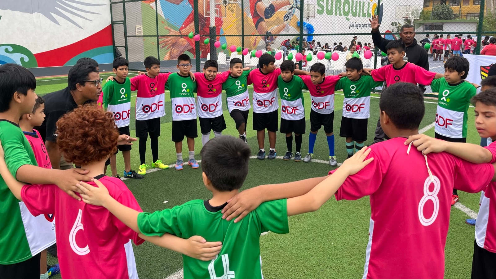 Niños jugando fulbito con Barrio Seguro