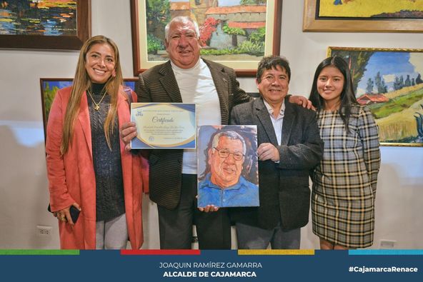 Este 17 de julio se inauguró la exposición de arte estudiantil Marista🖼️que tuvo la colaboración de estudiantes del colegio Cristo Rey.
Autoridades estudiantiles y la gerente de Turismo y Cultura, Sandra Cerna, premiaron y reconocieron el gran talentos de todos los estudiantes que participaron activamente de esta actividad. Además, se realizó un reconocimiento especial al profesor Fernando Grosso, por todo su esfuerzo y dedicación al arte de enseñar👨🏫.
👉La exposición se encuentra abierta al público en el Centro Cultural Municipal "Miguel Espinach", Jr. Cruz de Piedra 613.