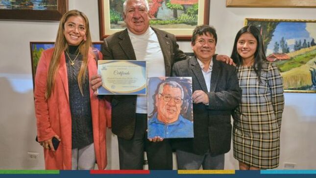 Este 17 de julio se inauguró la exposición de arte estudiantil Marista🖼️que tuvo la colaboración de estudiantes del colegio Cristo Rey. 
Autoridades estudiantiles y la gerente de Turismo y Cultura, Sandra Cerna, premiaron y reconocieron el gran talentos de todos los estudiantes que participaron activamente de esta actividad. Además, se realizó un reconocimiento especial al profesor Fernando Grosso, por todo su esfuerzo y dedicación al arte de enseñar👨‍🏫. 
👉La exposición se encuentra abierta al público en el Centro Cultural Municipal "Miguel Espinach", Jr. Cruz de Piedra 613.