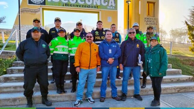 La Municipalidad Provincial de Cajamarca en un trabajo articulado con la Subprefectura, Fiscalía de Prevención del Delito y SENASA, llevaron a cabo un operativo y una campaña de sensibilización sobre los certificados de procedencia y  vacunación del ganado en la Complejo Pecuario Iscoconga.
👉El ing. Milton Velásquez manifestó que el objetivo principal de esta iniciativa fue sensibilizar a los ganaderos y compradores sobre la importancia de contar con los documentos adecuados que respalden la procedencia y las vacunas aplicadas al ganado.
✅Así mismo, fiscal adjunto Johny Díaz Sosa indicó que estos trabajos articulados se realizan con el propósito de salvaguardar el patrimonio de la población y combatir así el abigeato.
🗣"Lo que buscamos es que aquellos que ingresen ganado al Complejo Pecuario Iscoconga recuerden que las vacunas son una herramienta fundamental para controlar y erradicar enfermedades en el sector pecuario" manifestó Judith Tirado Malaver, médico veterinario Analista de Sanidad Animal Senasa.