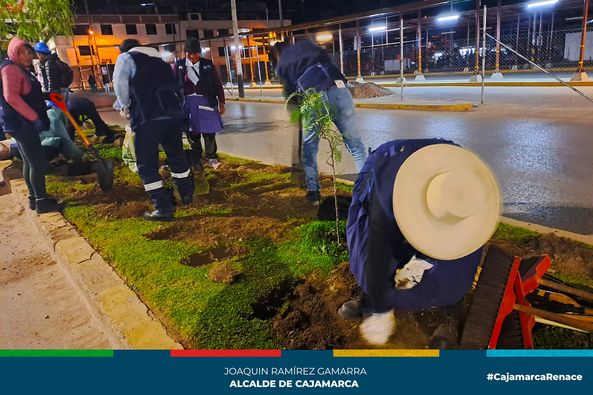 La subgerencia de Gestión Ambiental de la Municipalidad Provincial de Cajamarca, realizó una jornada de mantenimiento de los parques y jardines en la vía de Evitamiento Norte con los trabajos de remoción de bermas y la poda de árboles.
📌Cabe mencionar que el objetivo de estas actividades es recuperar y embellecer las áreas verdes de toda la ciudad de Cajamarca.
🤝Estas actividades se vienen ejecutan en los 24 sectores de Cajamarca, con cientos de cajamarquinos que están teniendo un empleo temporal a través del programa Renace y la gestión del alcalde provincial Joaquin Ramírez Gamarra.