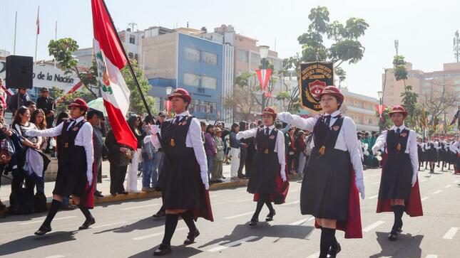 Escolares rinden homenaje a la Patria