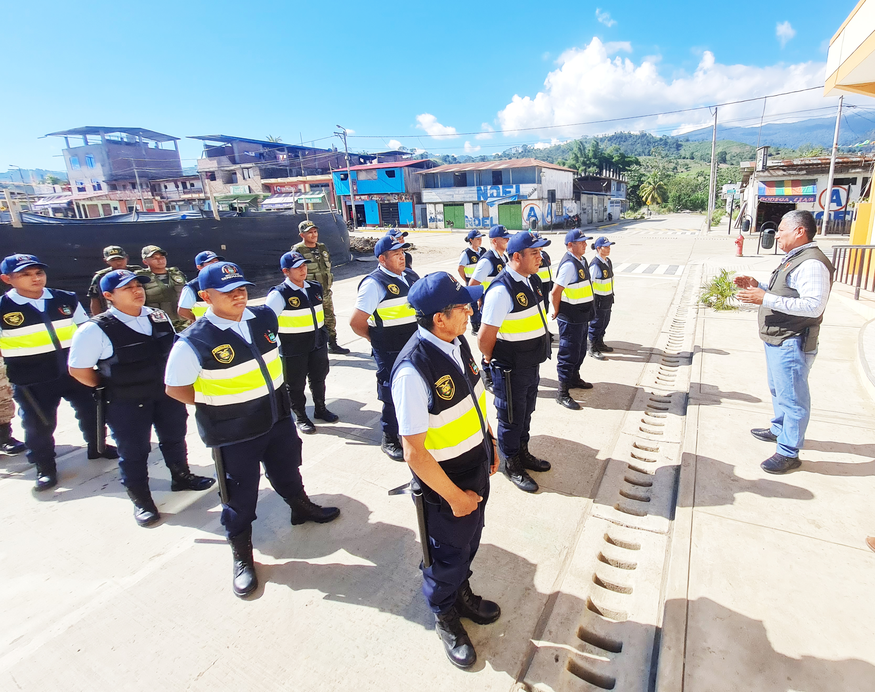 Personal de Serenazgo de la Municipalidad Distrital de Unión Asháninka luciendo los uniformes entregados