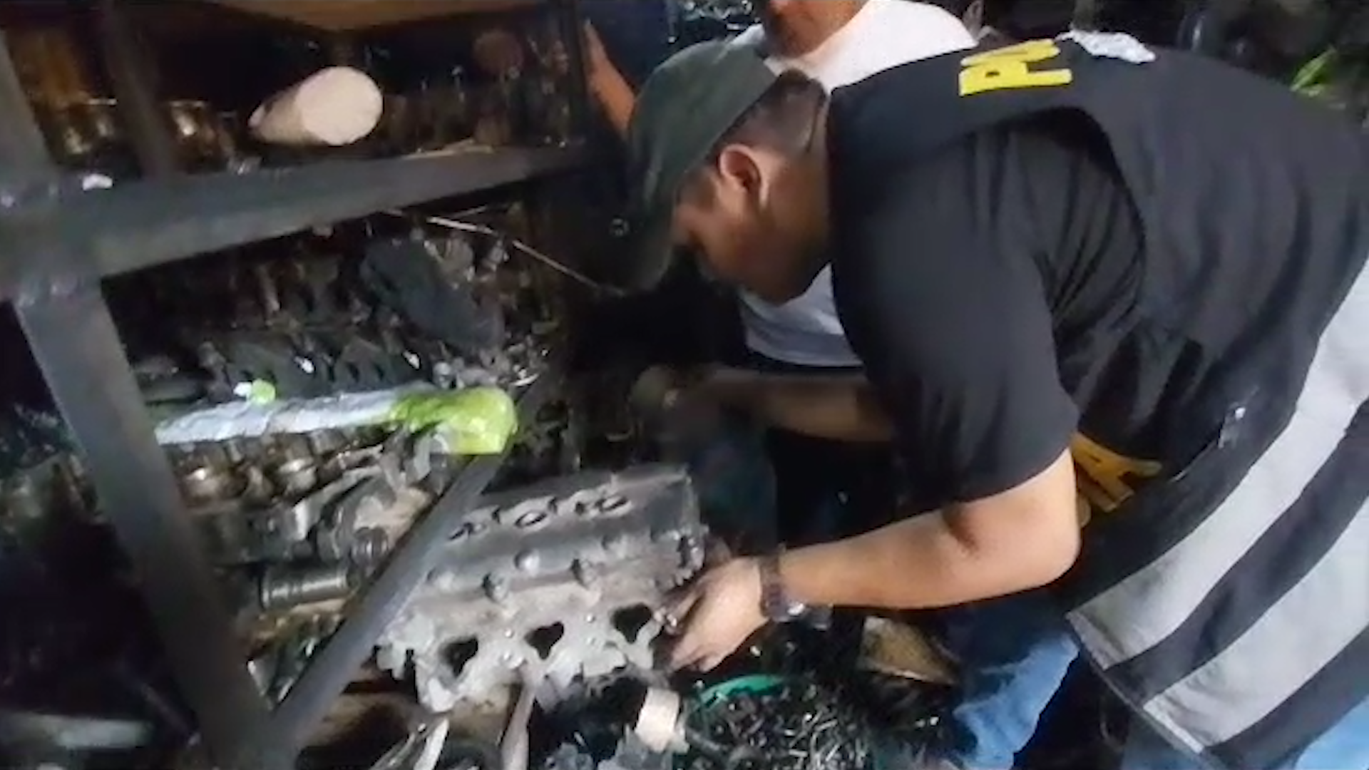 La Policía Nacional recuperó autopartes de vehículos valorizadas en aproximadamente 200 mil soles y desarticuló una banda criminal dedicada a la receptación agravada y al desmantelamiento de vehículos robados, en el distrito de La Victoria.
Los dos sujetos capturados en flagrancia durante el operativo policial integrarían una banda criminal que se dedicaba al desmantelamiento de motores de camiones, a los cuales les borraban el número de serie para luego comercializarlos en el mercado negro conocido como “El Colegio”, ubicado en el jirón Sáenz Peña del mencionado distrito.
El jefe de la División de Robo de Vehículos (Diprove) de la PNP, coronel Daniel Jares, señaló que la operación fue posible gracias a labores de inteligencia orientadas a frenar el accionar delictivo de las bandas dedicadas a este ilícito negocio, que incluye el robo de vehículos, la receptación y la venta de autopartes en los mercados ilegales.
Indicó que los sujetos detenidos son Glicerio Falcón (52), conocido como “Paisita”, y Juan Alayo (47), conocido como “Carloncho”, a quienes se les incautó 50 culatas, 10 monoblocks y dos motores de diversos vehículos, cuyo valor ascendería a aproximadamente 200 mil soles.
Los detenidos tienen antecedentes por delitos de hurto y receptación agravada. Tras su captura fueron puestos disposición del Ministerio Publico para las diligencias de ley.
Hallazgo de armas en SJM
Además, como parte de las acciones desarrolladas en el marco del Plan Abanico Verde, se logró recuperar una moto lineal que había sido reportada como robada. La motocicleta fue recuperada en San Juan de Miraflores tras una persecución que terminó en el frontis de un edificio, donde el conductor abandonó el vehículo y huyó del lugar.
Los efectivos, al percatarse de la placa adulterada de la moto y como parte de la búsqueda del sujeto fugitivo, ingresaron a su vivienda. En el lugar descubrieron cuatro armas de fuego, gran cantidad de municiones, cinco cacerinas, casquillos percutados, dos chalecos antibalas, chalecos de venta de celulares y un pantalón manchado con sangre.
El sujeto sería parte de una banda criminal que se dedicaría a la extorsión y cuyos miembros usaban los chalecos para pasar desapercibidos en los mercados y otros lugares públicos.