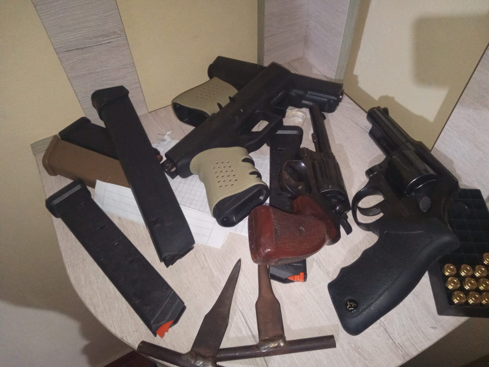 La Policía Nacional recuperó autopartes de vehículos valorizadas en aproximadamente 200 mil soles y desarticuló una banda criminal dedicada a la receptación agravada y al desmantelamiento de vehículos robados, en el distrito de La Victoria.
Los dos sujetos capturados en flagrancia durante el operativo policial integrarían una banda criminal que se dedicaba al desmantelamiento de motores de camiones, a los cuales les borraban el número de serie para luego comercializarlos en el mercado negro conocido como “El Colegio”, ubicado en el jirón Sáenz Peña del mencionado distrito.
El jefe de la División de Robo de Vehículos (Diprove) de la PNP, coronel Daniel Jares, señaló que la operación fue posible gracias a labores de inteligencia orientadas a frenar el accionar delictivo de las bandas dedicadas a este ilícito negocio, que incluye el robo de vehículos, la receptación y la venta de autopartes en los mercados ilegales.
Indicó que los sujetos detenidos son Glicerio Falcón (52), conocido como “Paisita”, y Juan Alayo (47), conocido como “Carloncho”, a quienes se les incautó 50 culatas, 10 monoblocks y dos motores de diversos vehículos, cuyo valor ascendería a aproximadamente 200 mil soles.
Los detenidos tienen antecedentes por delitos de hurto y receptación agravada. Tras su captura fueron puestos disposición del Ministerio Publico para las diligencias de ley.
Hallazgo de armas en SJM
Además, como parte de las acciones desarrolladas en el marco del Plan Abanico Verde, se logró recuperar una moto lineal que había sido reportada como robada. La motocicleta fue recuperada en San Juan de Miraflores tras una persecución que terminó en el frontis de un edificio, donde el conductor abandonó el vehículo y huyó del lugar.
Los efectivos, al percatarse de la placa adulterada de la moto y como parte de la búsqueda del sujeto fugitivo, ingresaron a su vivienda. En el lugar descubrieron cuatro armas de fuego, gran cantidad de municiones, cinco cacerinas, casquillos percutados, dos chalecos antibalas, chalecos de venta de celulares y un pantalón manchado con sangre.
El sujeto sería parte de una banda criminal que se dedicaría a la extorsión y cuyos miembros usaban los chalecos para pasar desapercibidos en los mercados y otros lugares públicos.