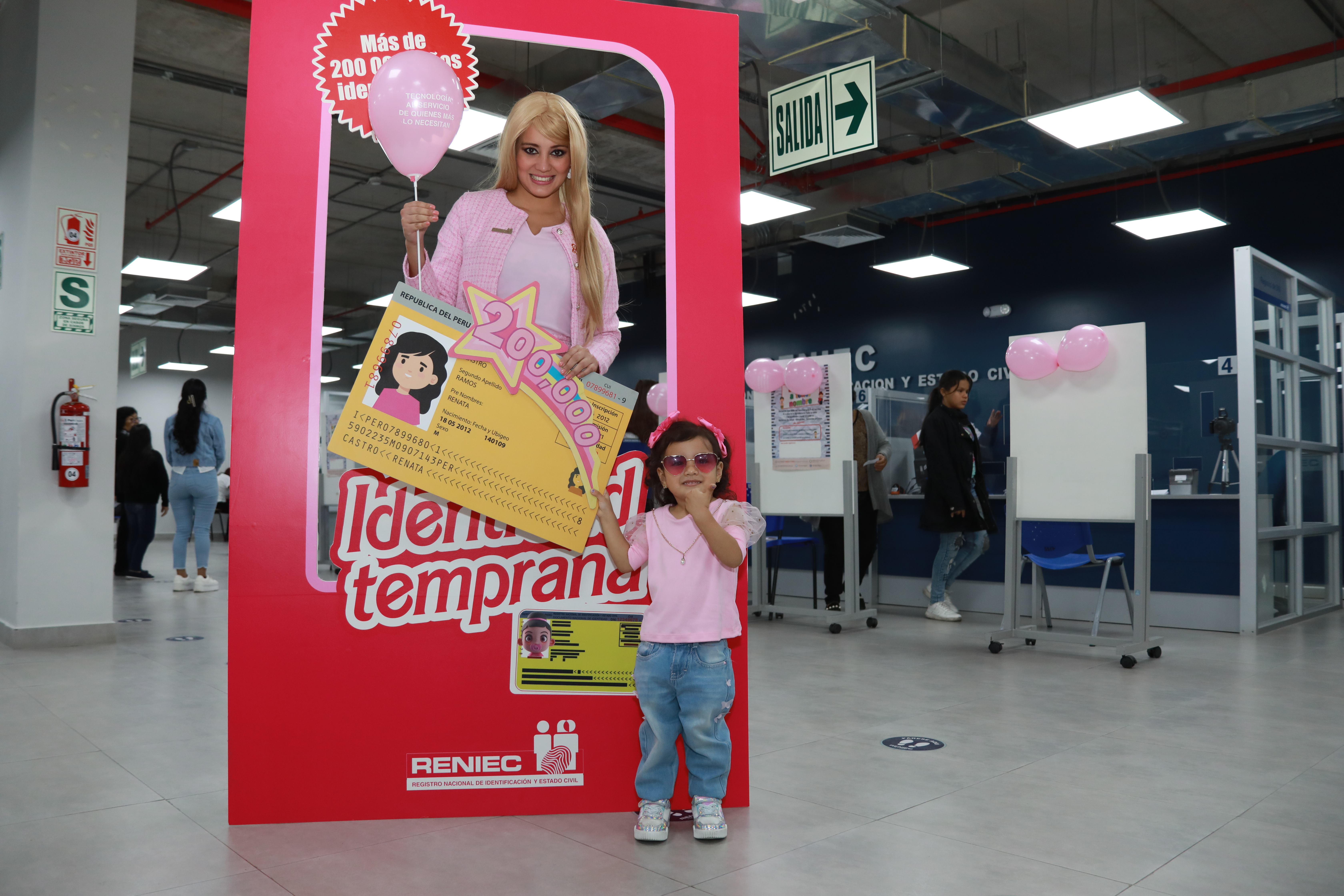 Barbie mostrando DNI de menor