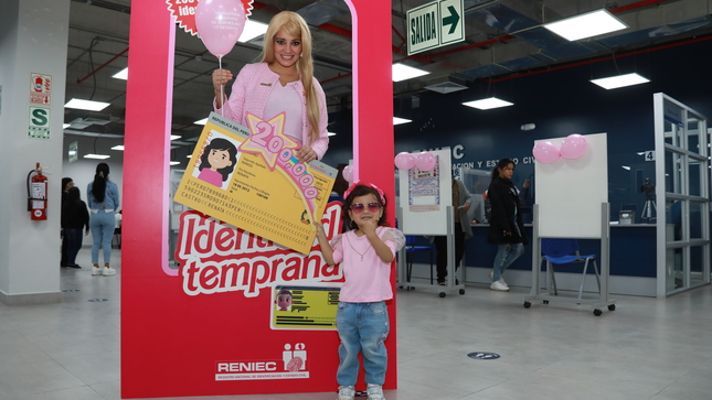 Barbie mostrando DNI de menor