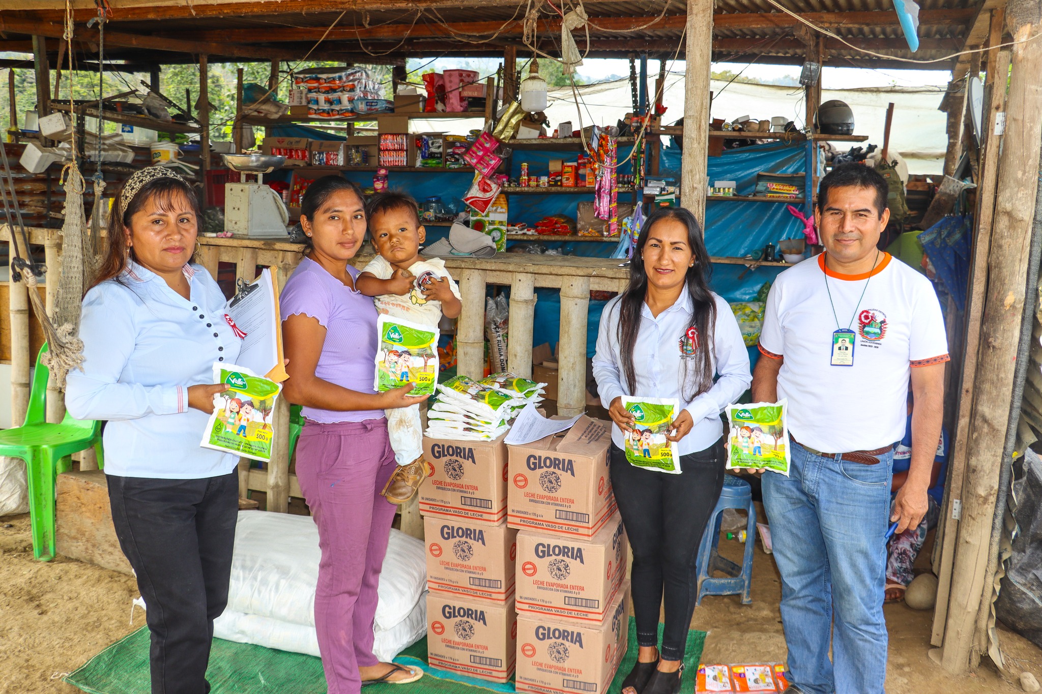 Personal entregando productos alimenticios