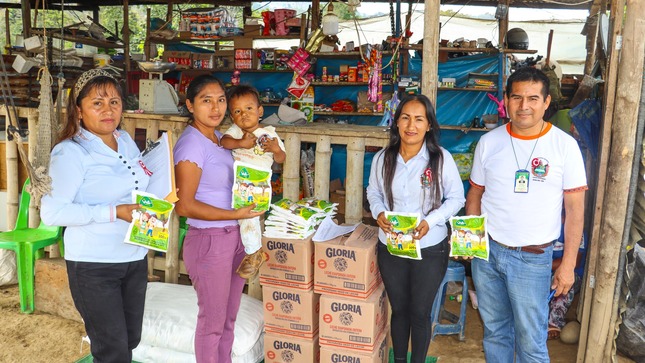 Personal entregando productos alimenticios 