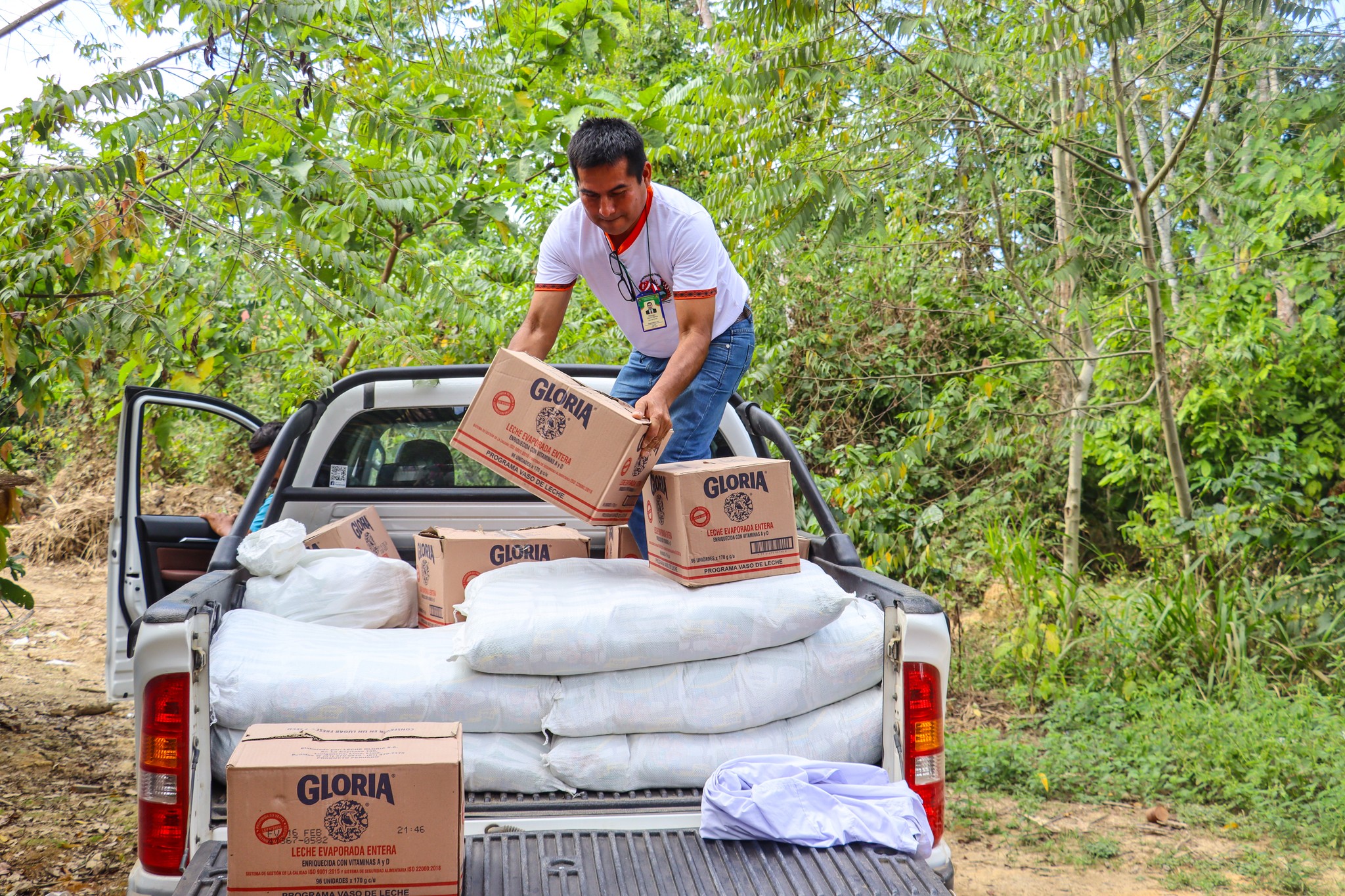 Personal entregando productos alimenticios