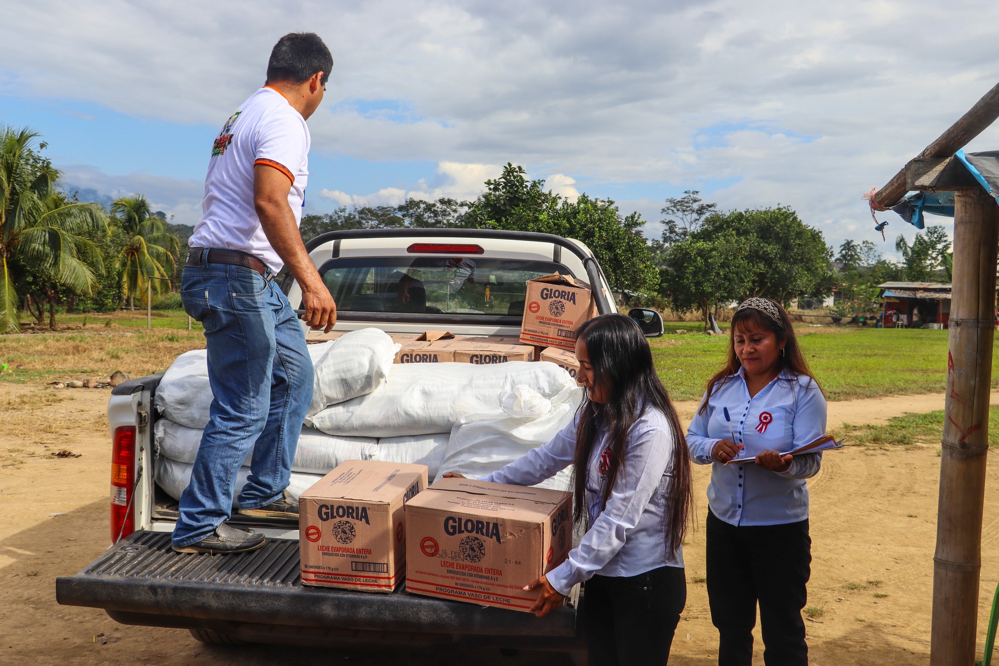 Personal entregando productos alimenticios