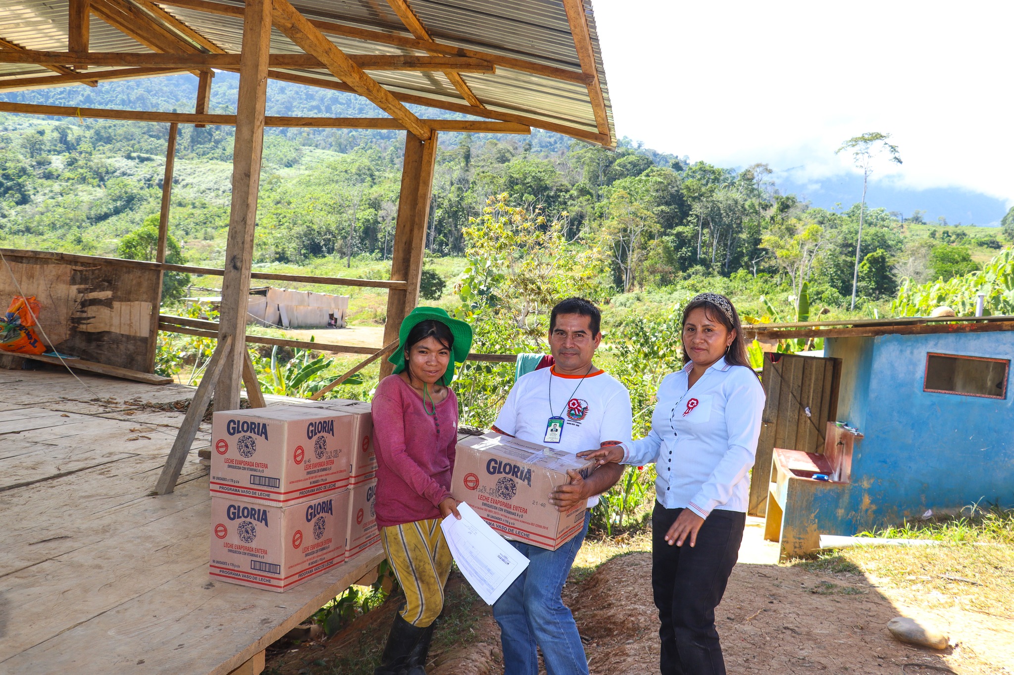 Personal entregando productos alimenticios